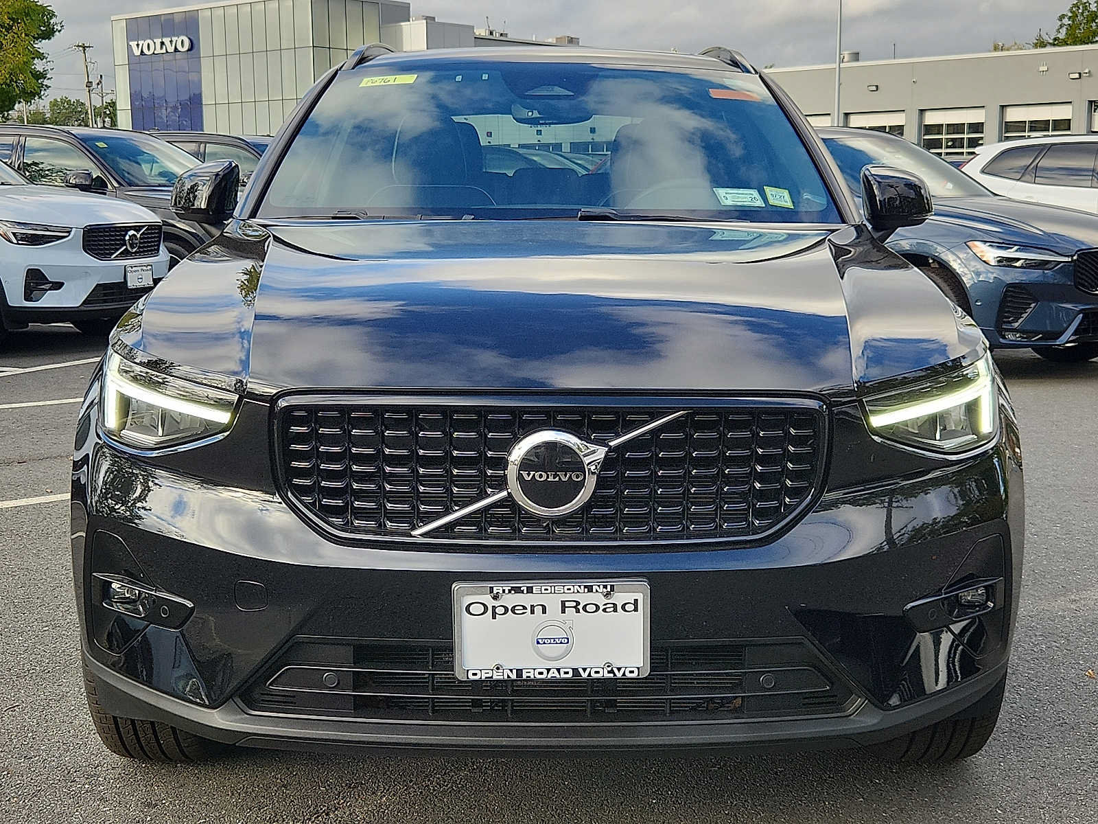 Certified 2023 Volvo XC40 B5 Plus w/ Climate Package AWD/4WD image 2
