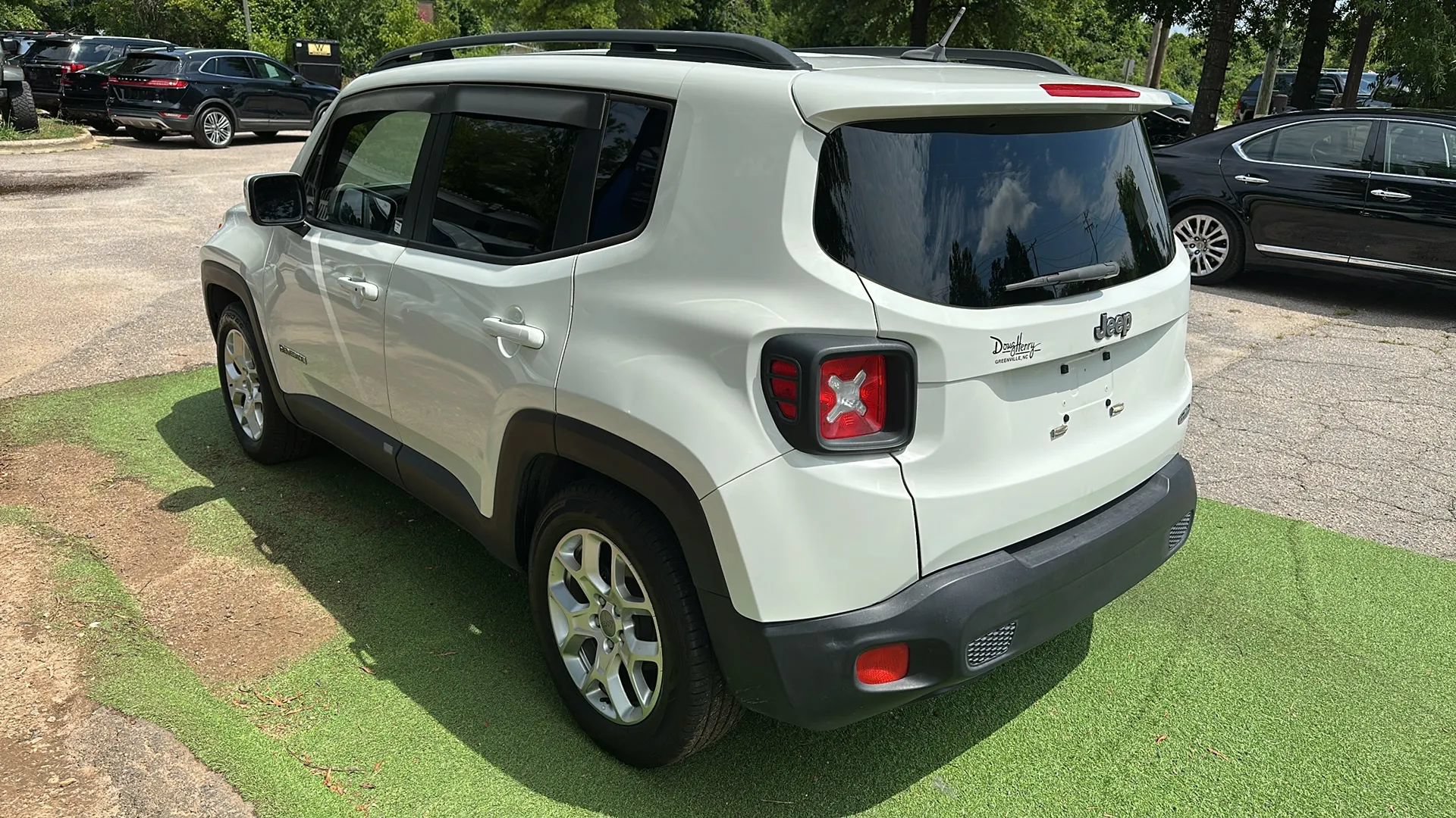 Used 2016 Jeep Renegade Latitude w/ Safety & Security Group FWD image 5