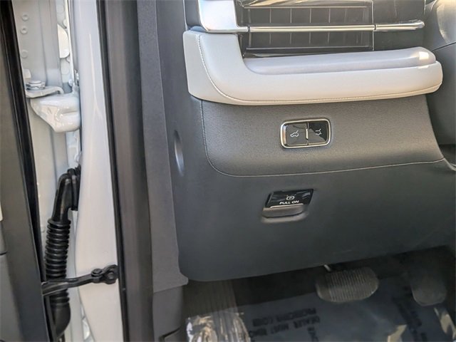 Used 2025 Lincoln Navigator Reserve image 17
