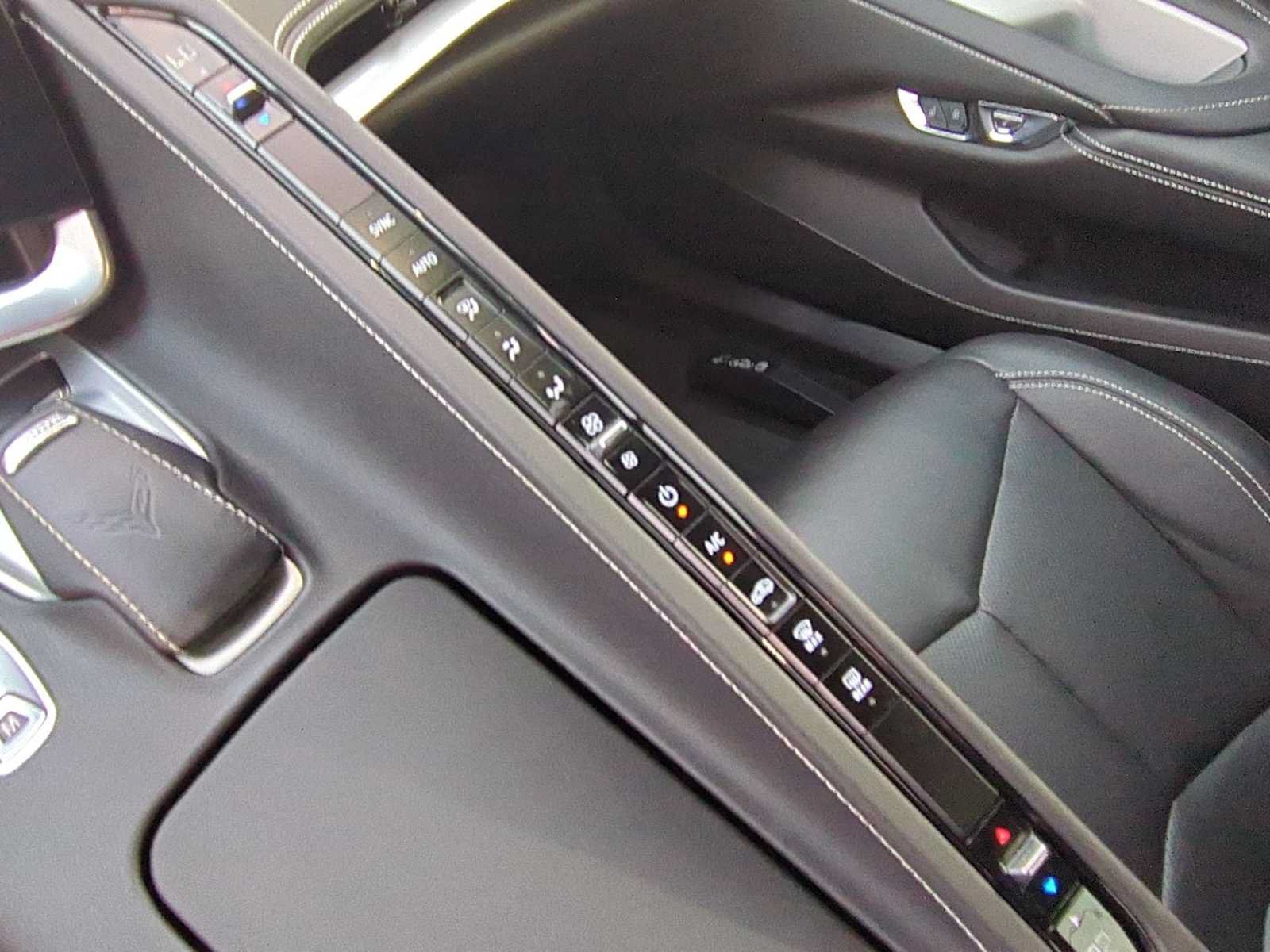Used 2022 Chevrolet Corvette Stingray Convertible w/ Z51 Performance Package RWD image 18
