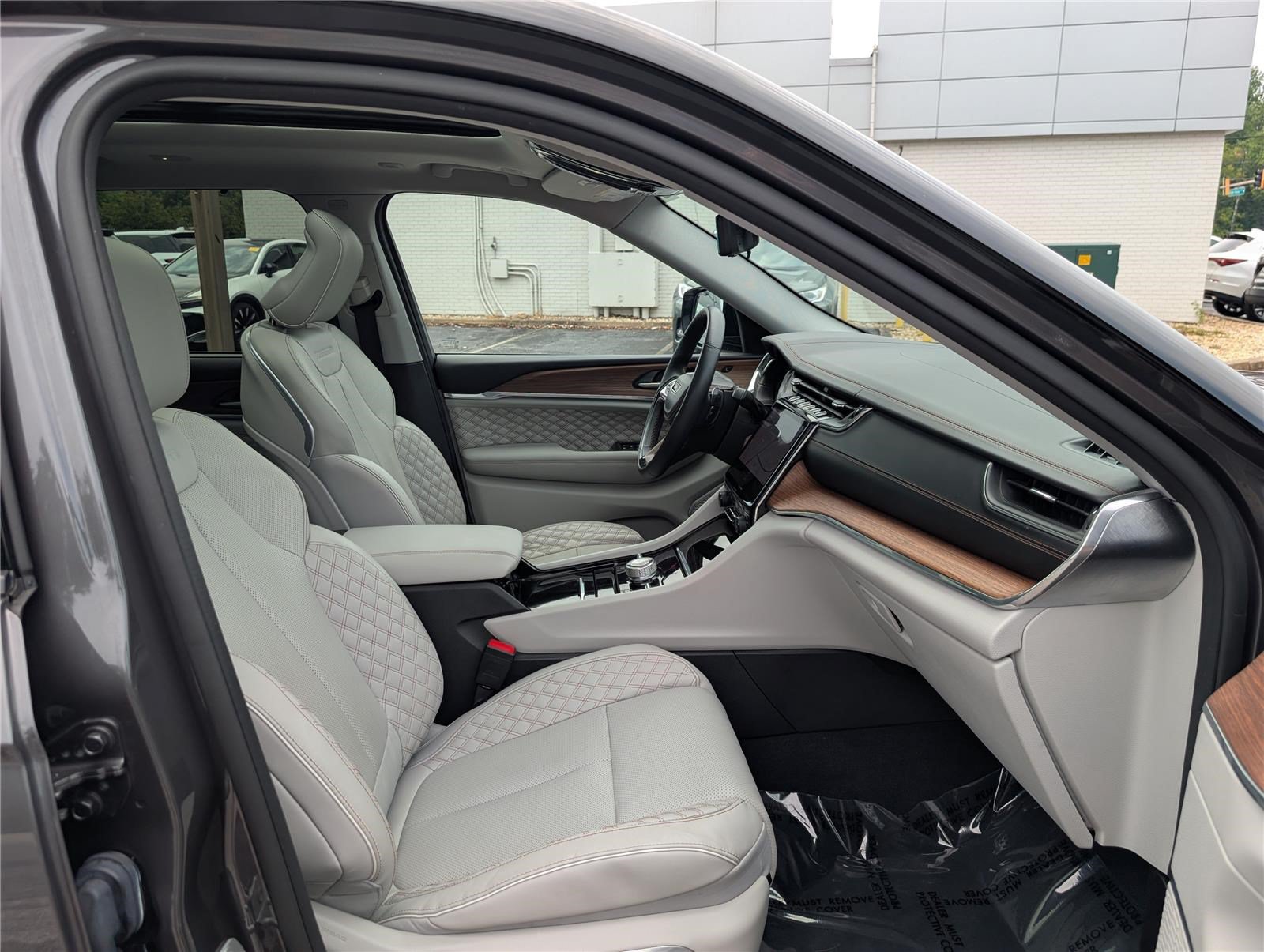 Used 2023 Jeep Grand Cherokee L Summit w/ Advanced Protech Group IV AWD/4WD image 11