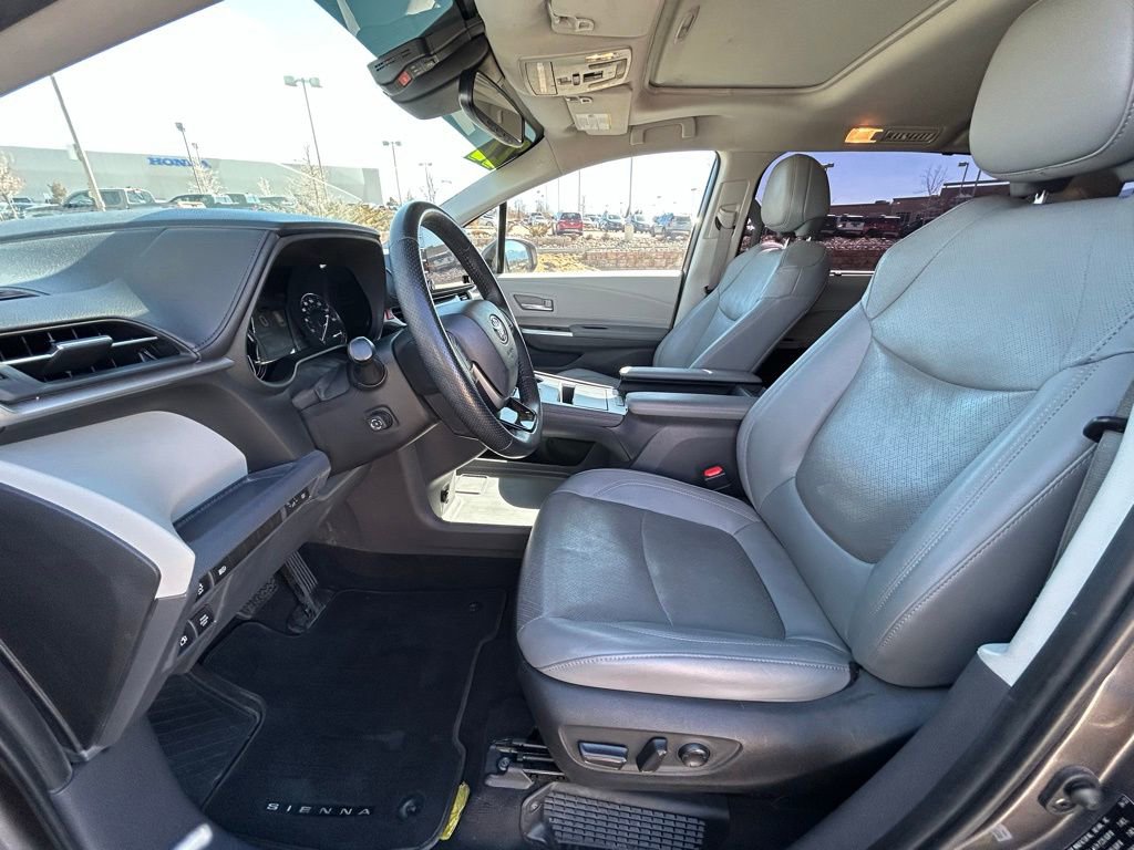 Used 2022 Toyota Sienna Limited image 12