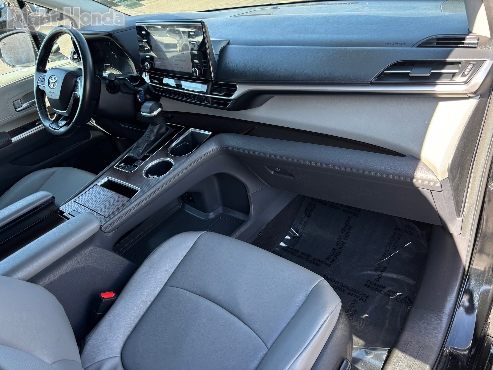 Used 2024 Toyota Sienna XLE image 11