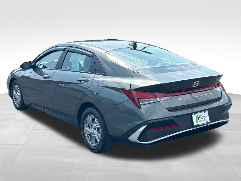 Used 2024 Hyundai Elantra SE FWD image 5