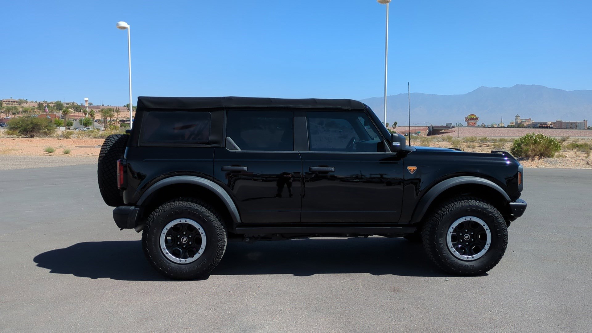 Used 2023 Ford Bronco Badlands image 2