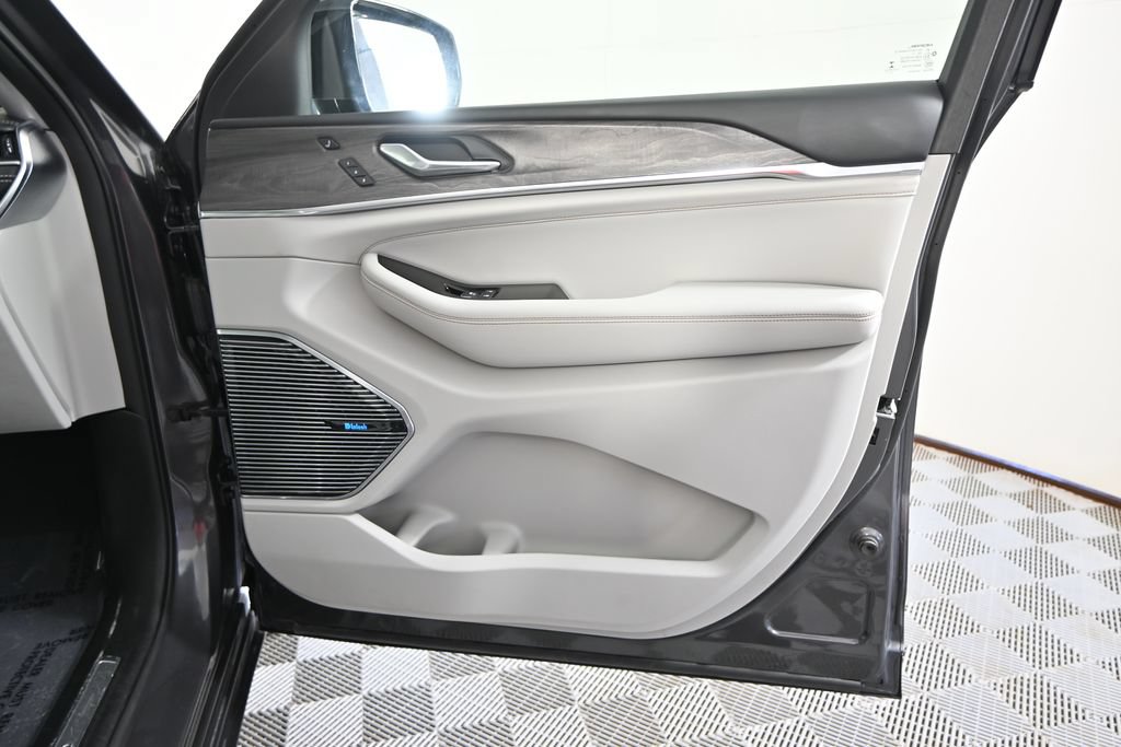 Used 2021 Jeep Grand Cherokee L Overland w/ Luxury Tech Group IV AWD/4WD image 11