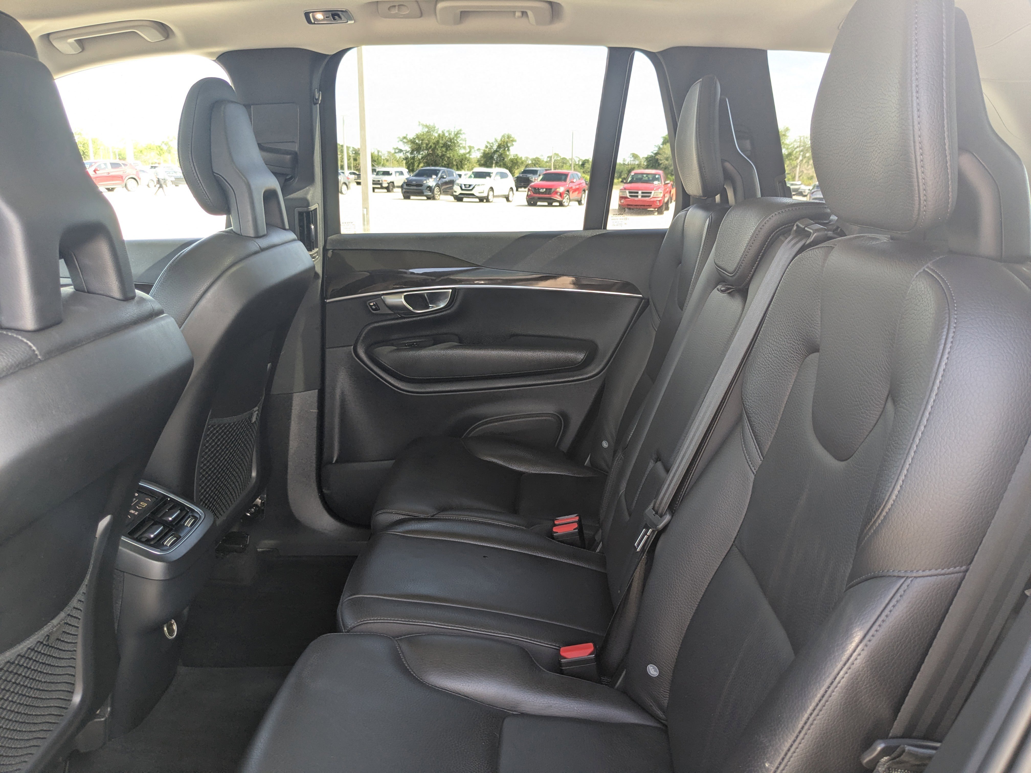 Used 2017 Volvo XC90 T6 Momentum w/ Vision Package image 18