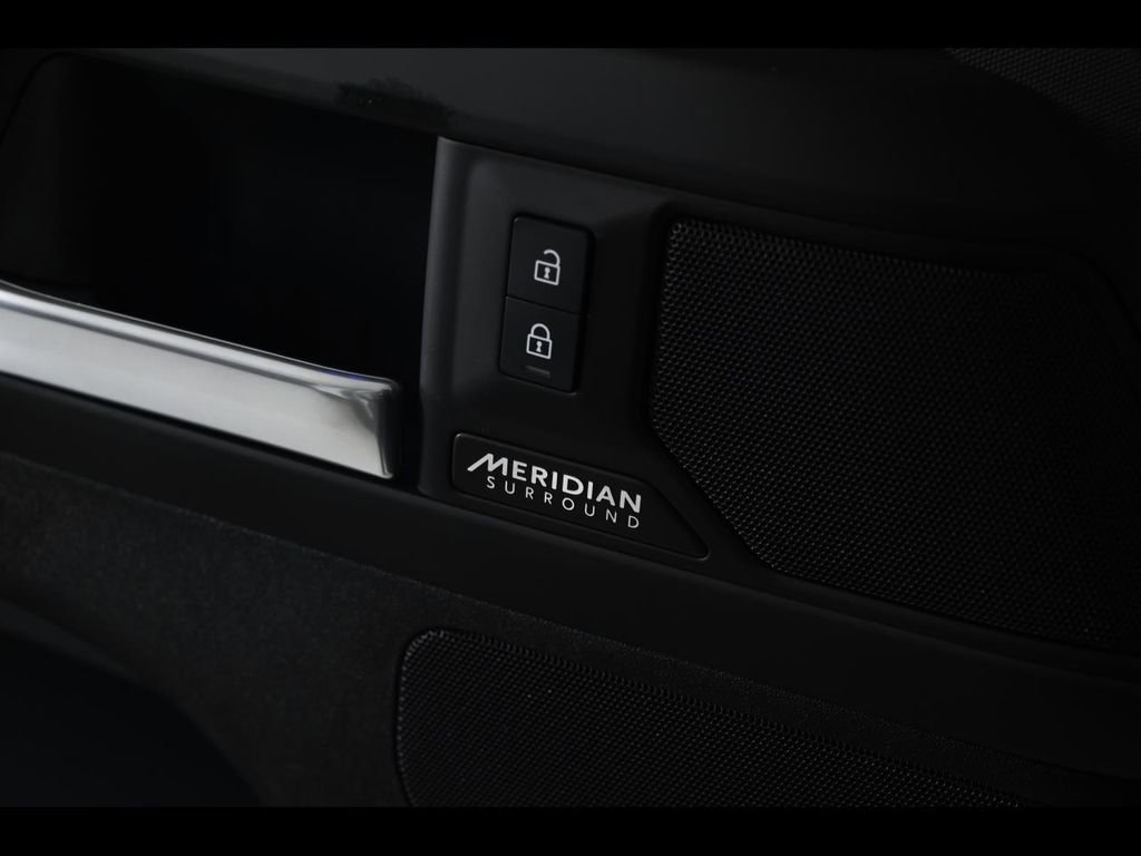 Used 2025 Land Rover Defender 110 X-Dynamic SE image 21