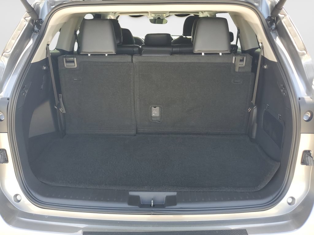 Used 2025 Toyota Highlander XLE FWD image 9