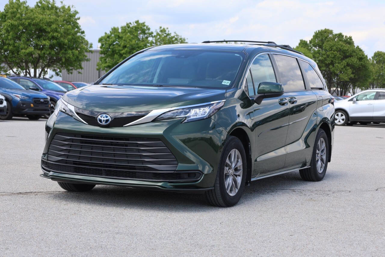 Used 2023 Toyota Sienna LE FWD image 6