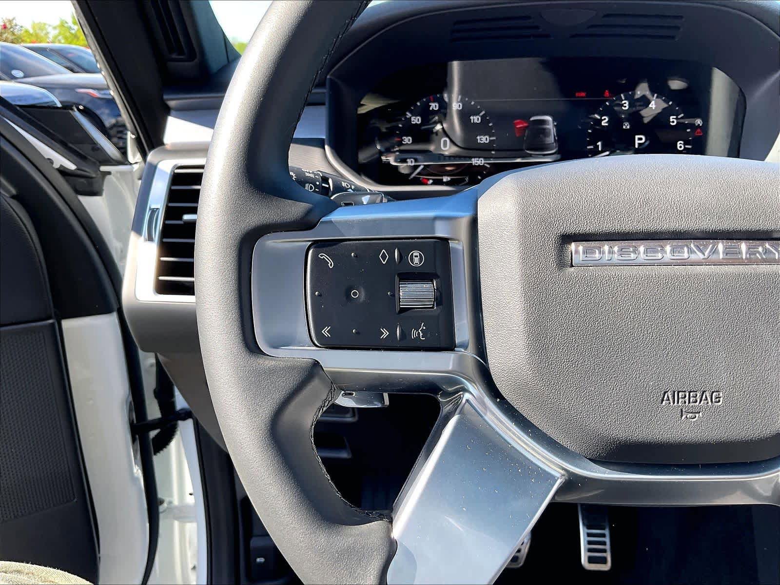 Used 2025 Land Rover Discovery Dynamic SE image 18