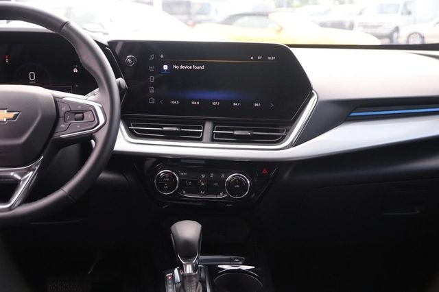 Used 2025 Chevrolet Trax LT w/ LT Convenience Package FWD image 22