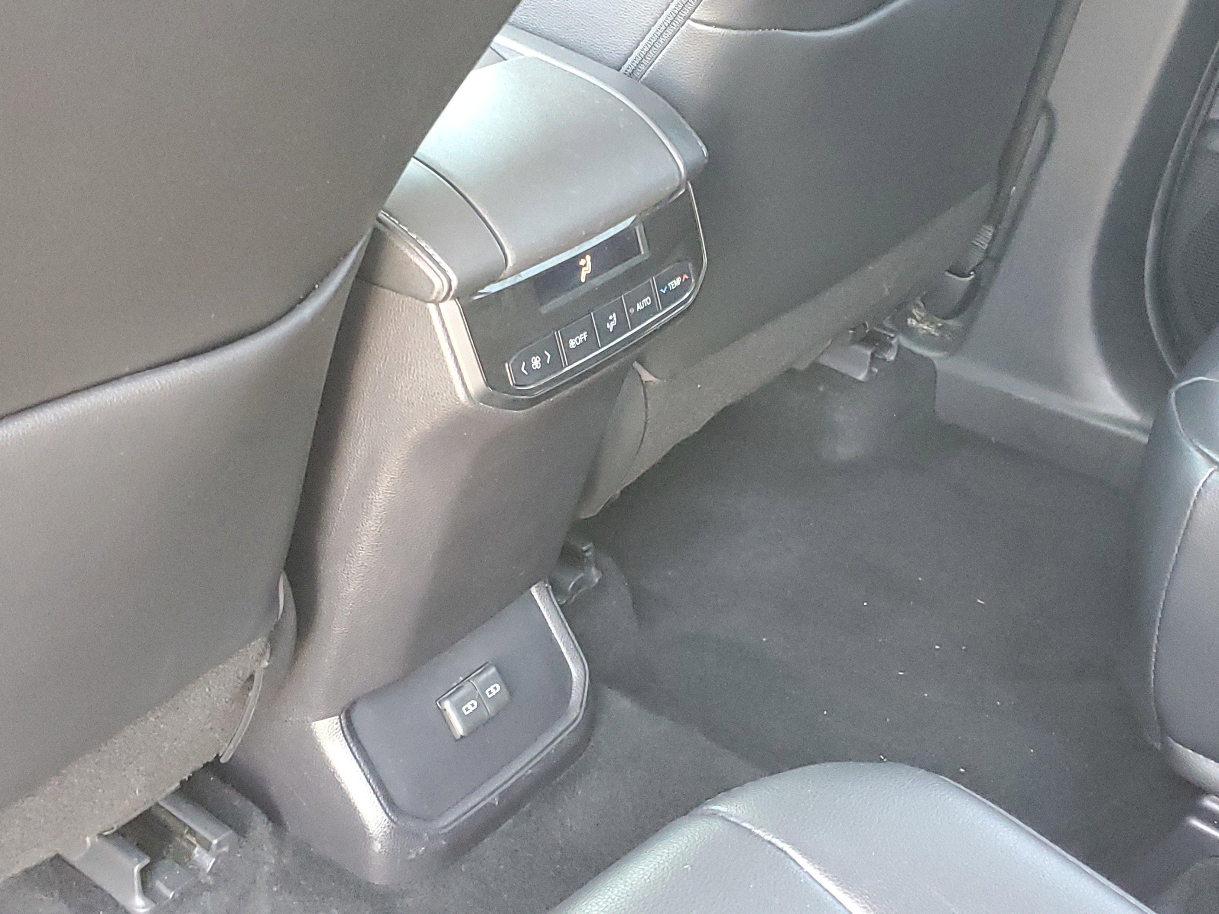 Used 2022 Toyota Highlander XLE FWD image 13