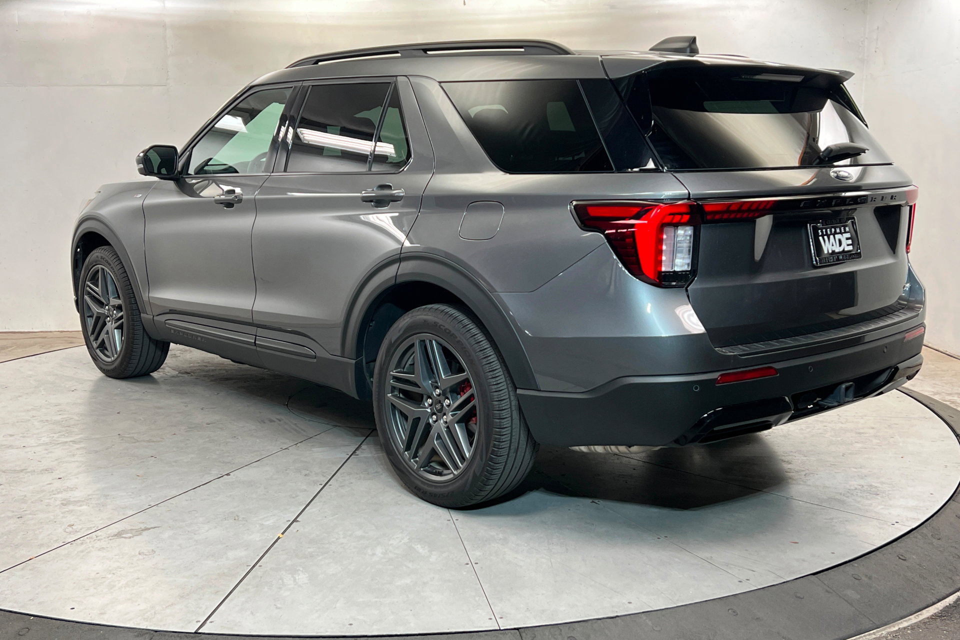 Used 2025 Ford Explorer ST-Line w/ ST-Line Street Pack AWD/4WD image 3