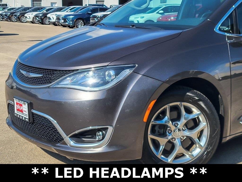 Used 2017 Chrysler Pacifica Limited image 3
