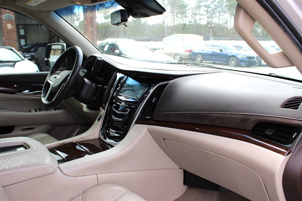 Used 2017 Cadillac Escalade ESV Luxury image 17