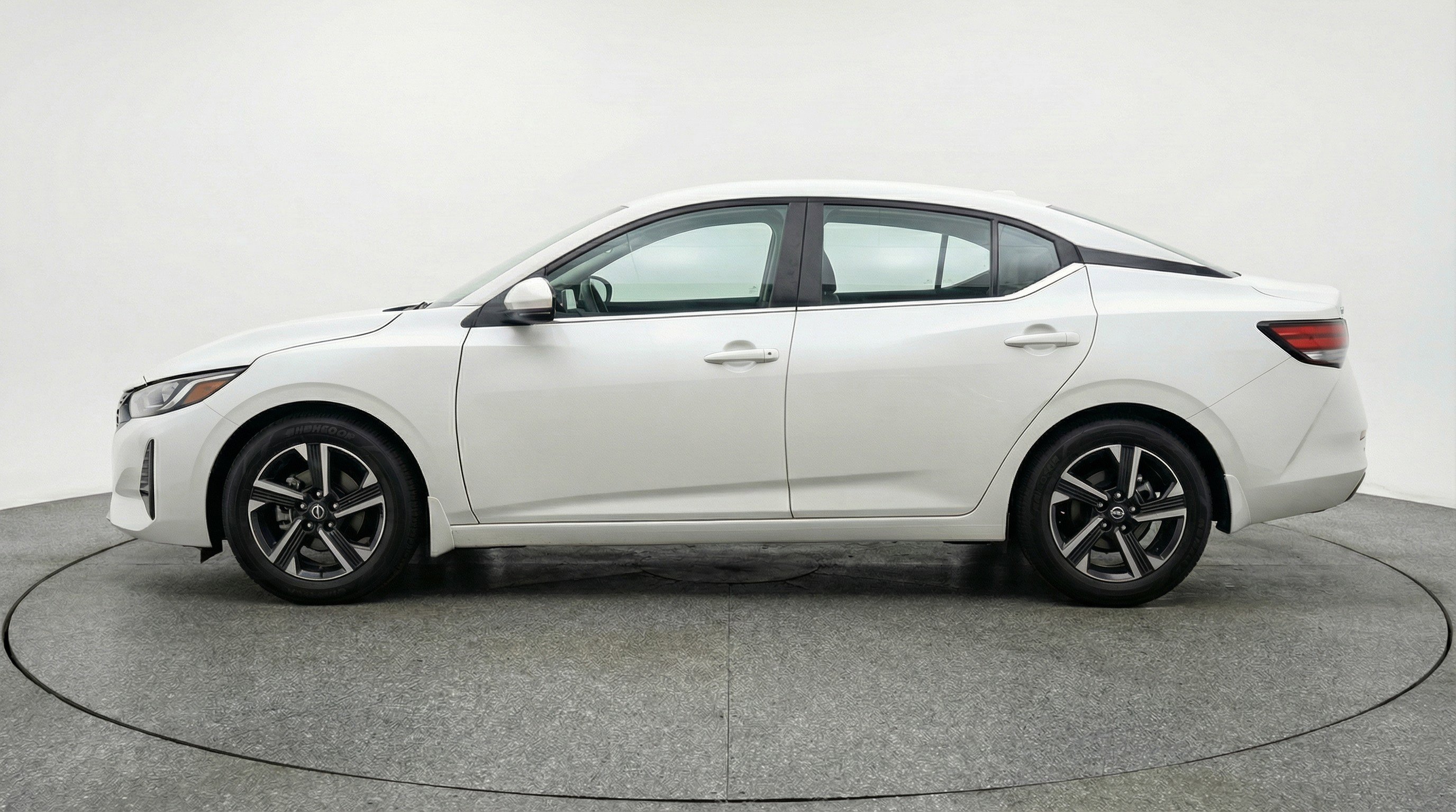 Used 2025 Nissan Sentra SV image 5