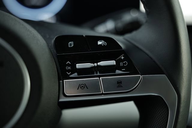 Certified 2025 Hyundai Elantra Limited image 33