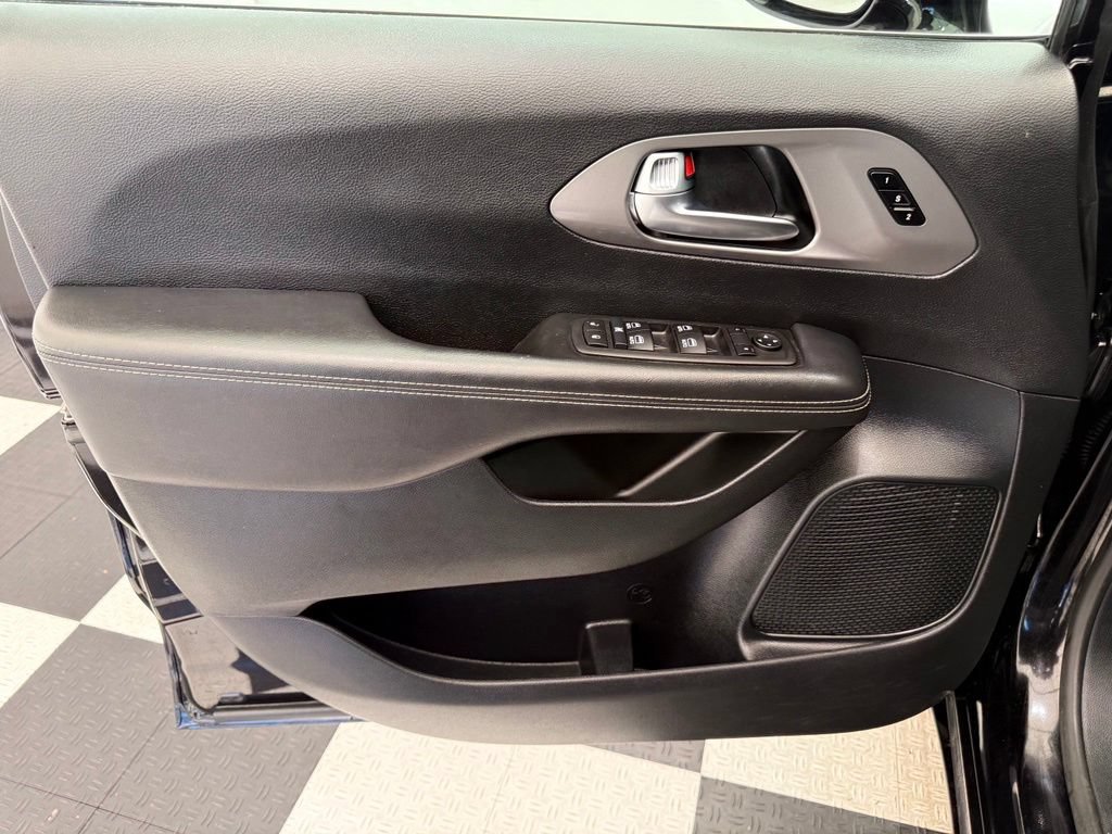 Used 2025 Chrysler Pacifica Select FWD image 14