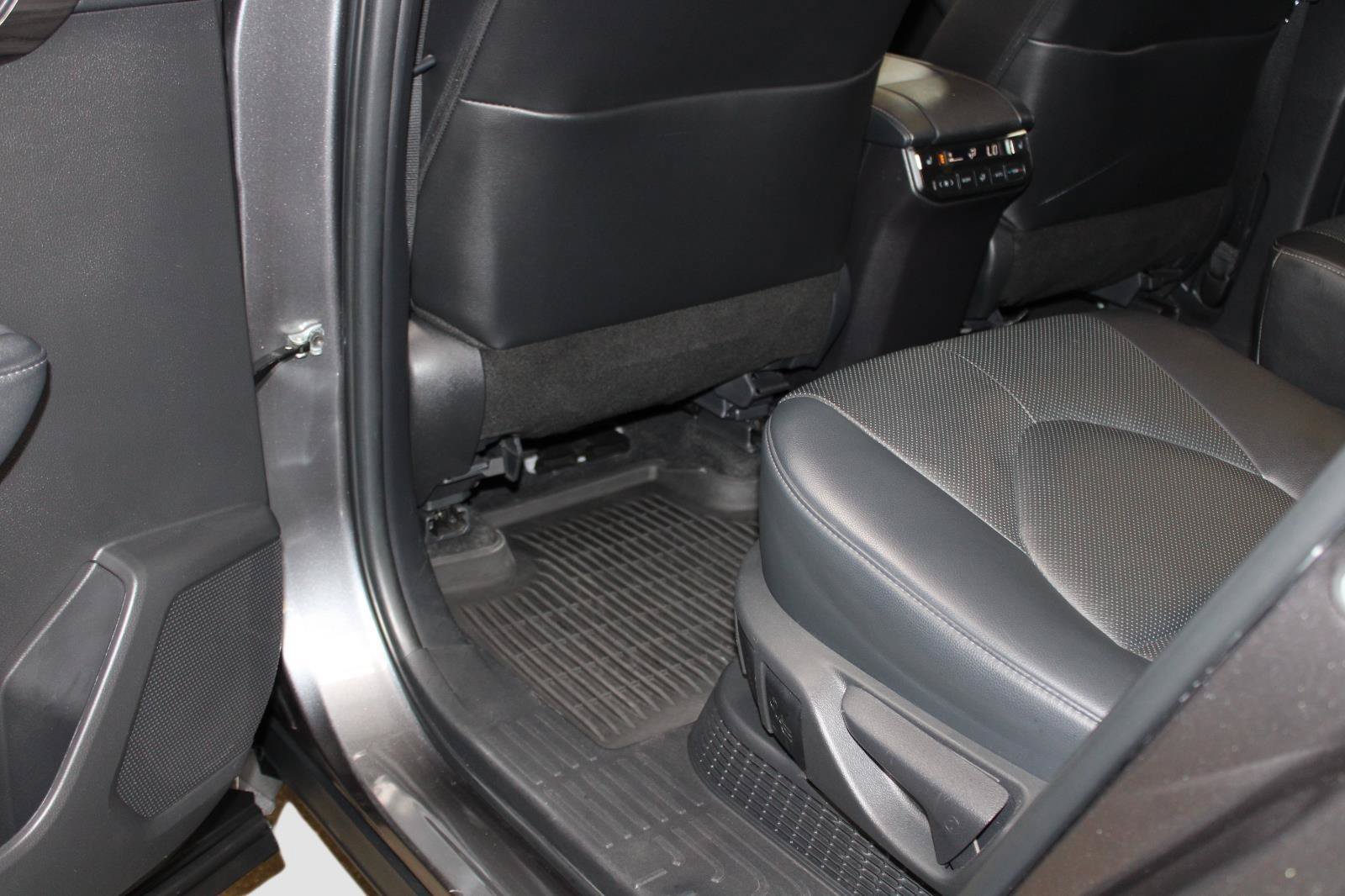 Used 2024 Toyota Highlander Platinum AWD/4WD image 47