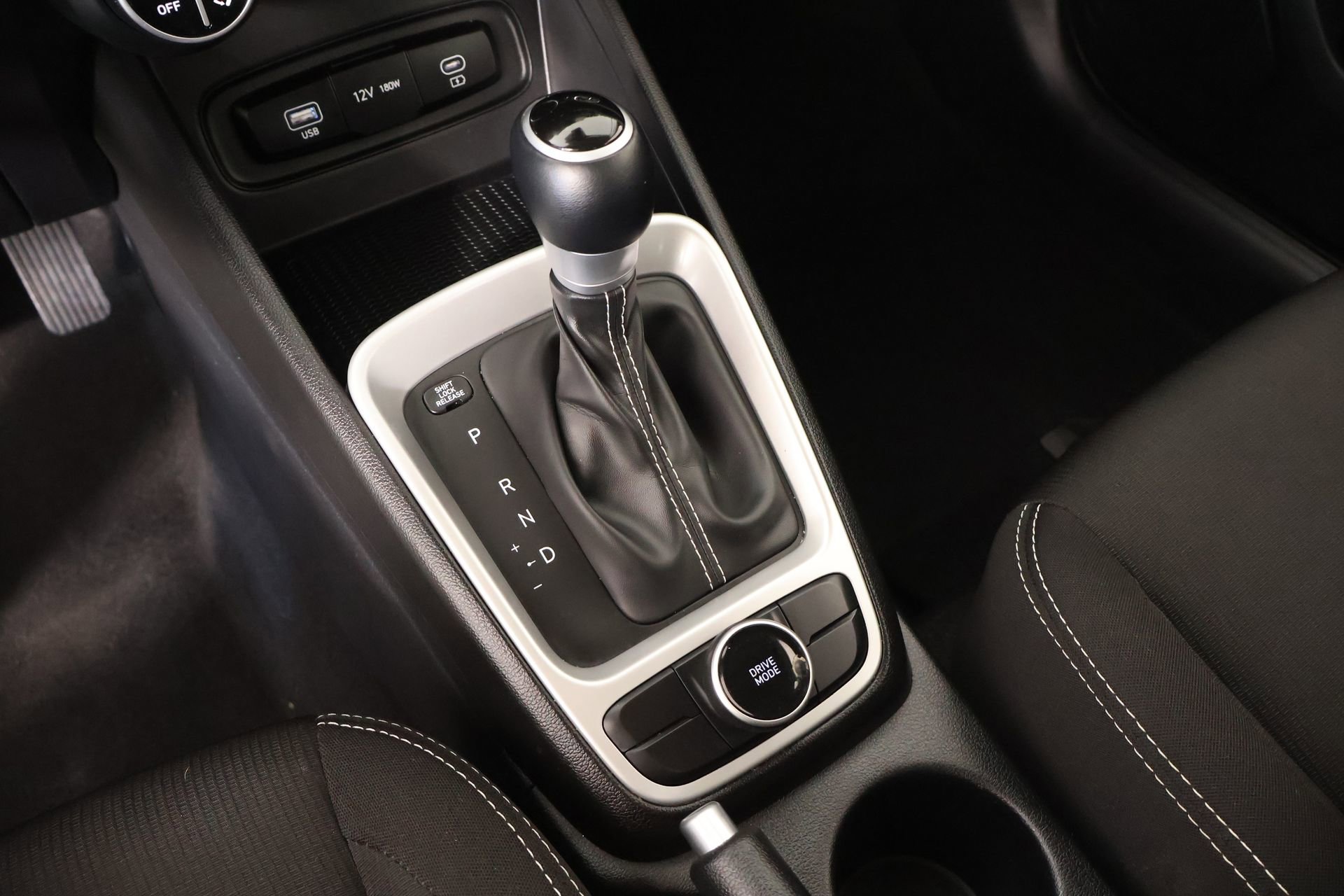 Used 2025 Hyundai Venue SEL image 7