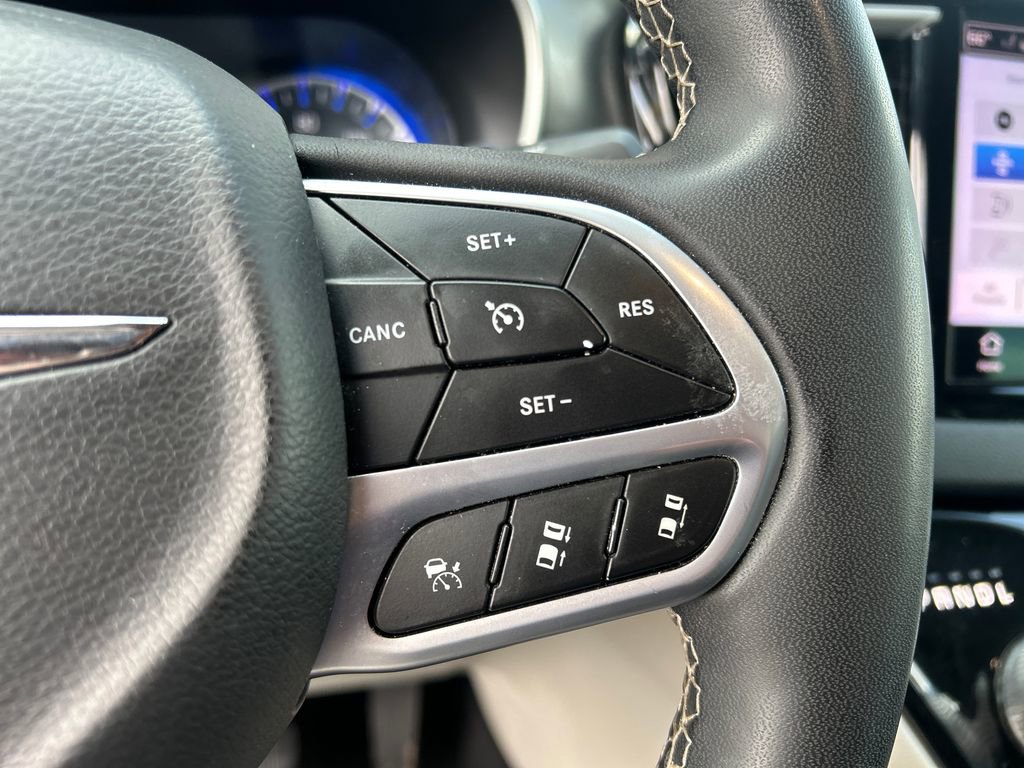 Used 2023 Chrysler Pacifica Touring-L image 18
