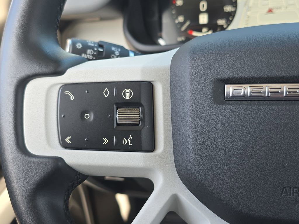 Used 2025 Land Rover Defender 90 X-Dynamic SE image 17