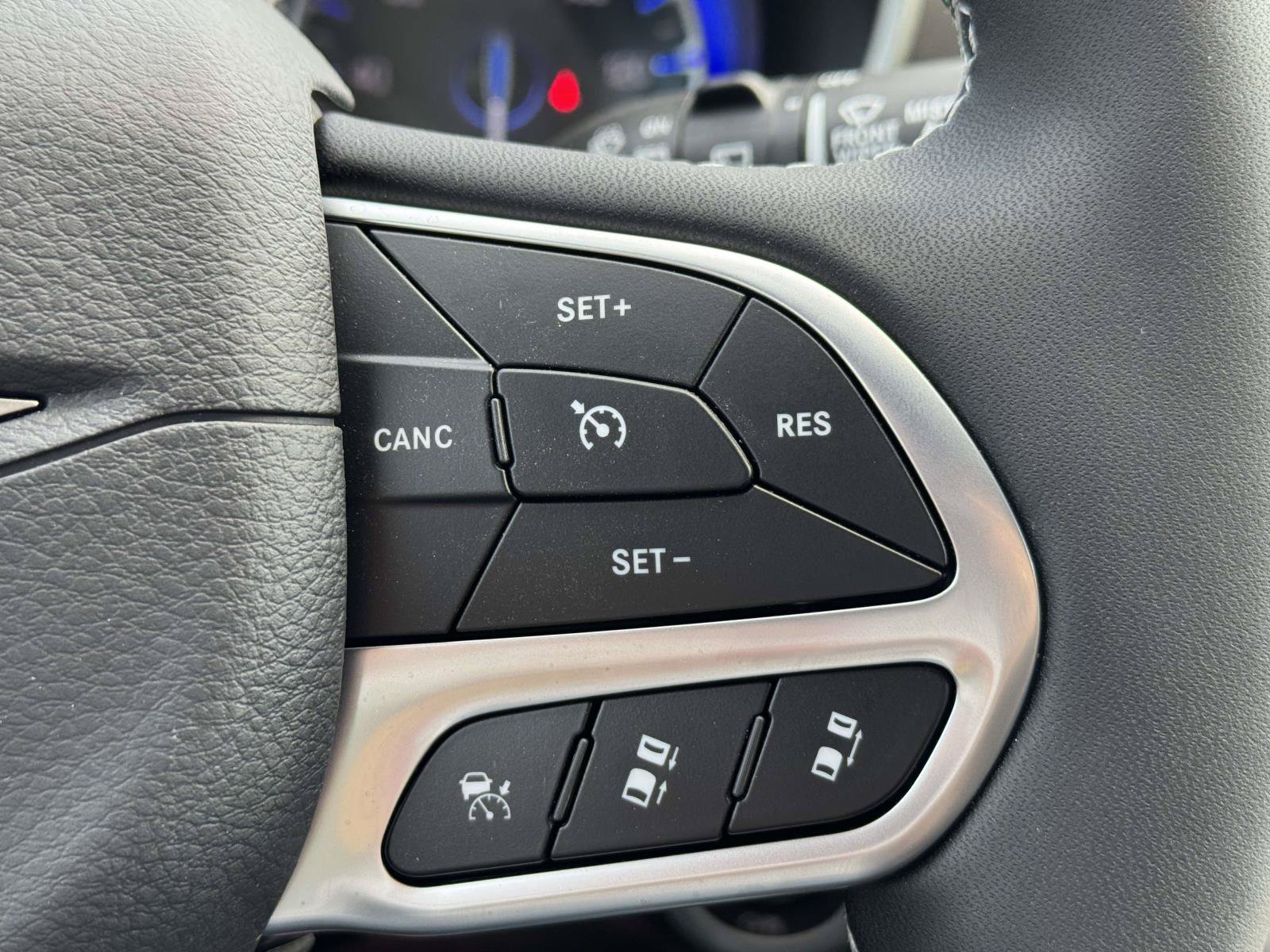 Used 2027 Chrysler Pacifica Select w/ Family Tech Group FWD image 20