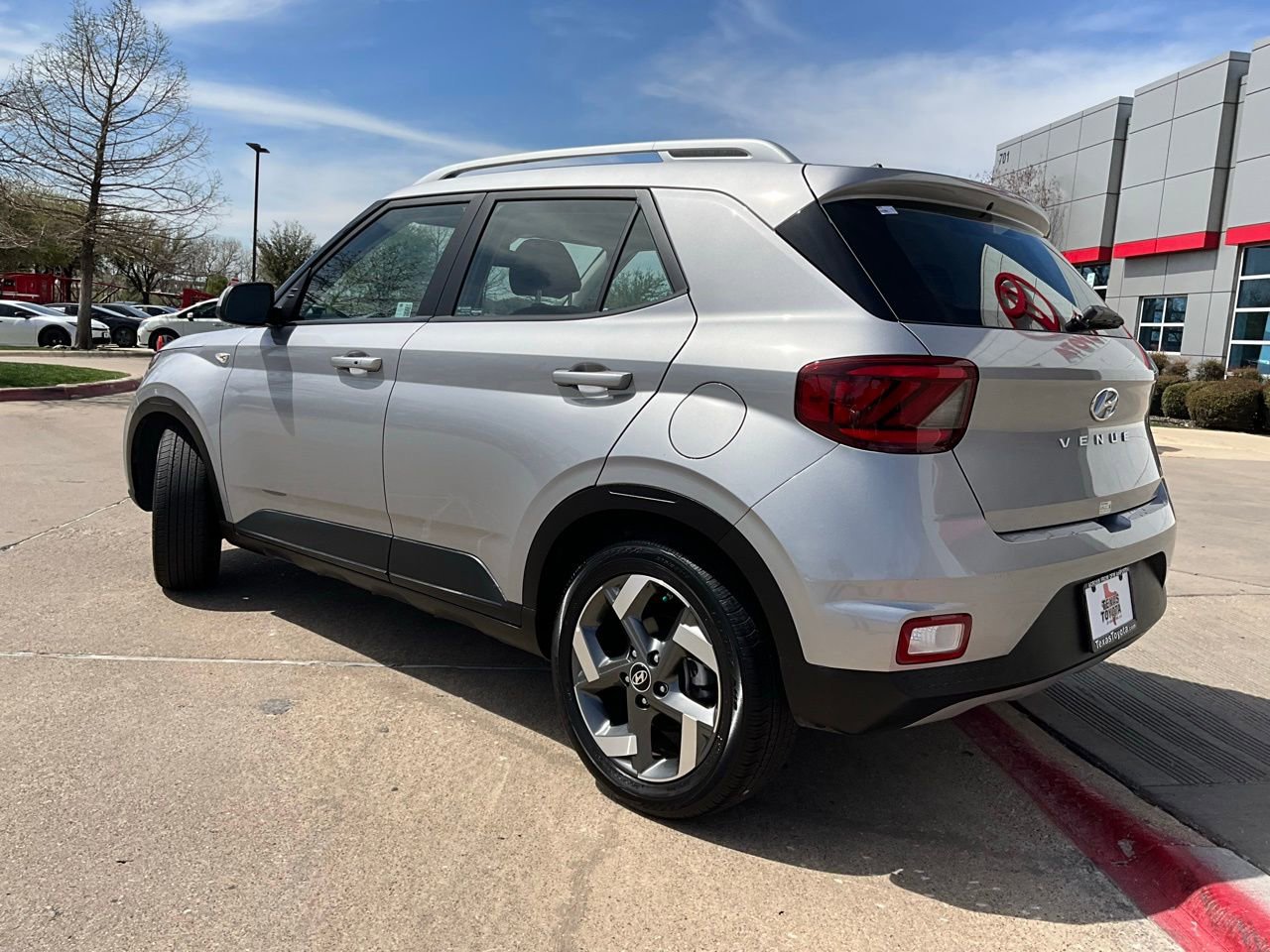 Used 2025 Hyundai Venue SEL image 8