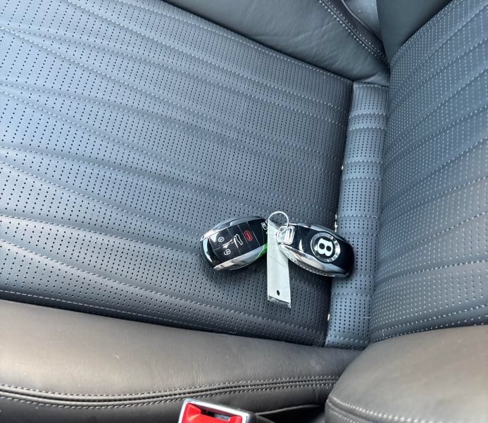 Used 2022 Bentley Flying Spur Plug-In Hybrid AWD/4WD image 4