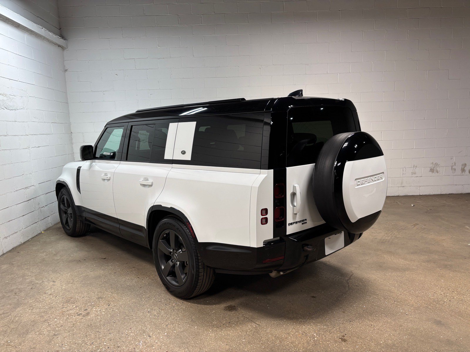 Used 2023 Land Rover Defender 130 X-Dynamic SE AWD/4WD image 9