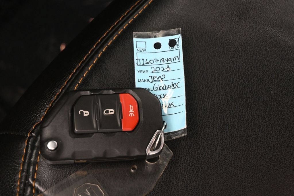 Used 2023 Jeep Gladiator Overland AWD/4WD image 17