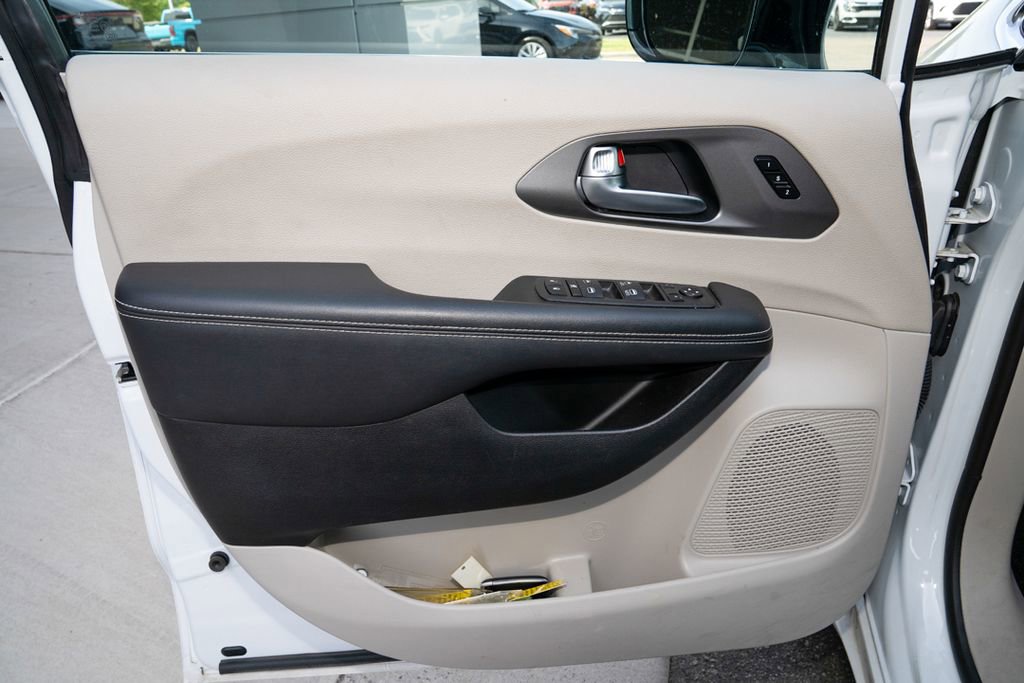 Used 2024 Chrysler Pacifica Touring-L image 12
