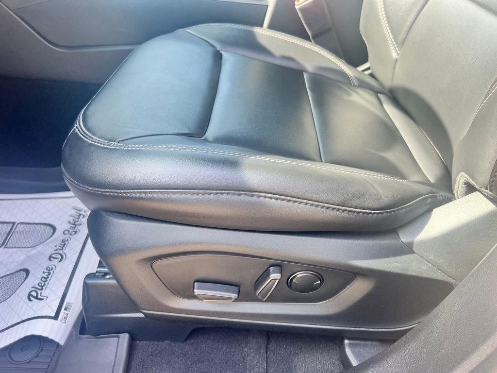 Used 2023 Ford Explorer XLT w/ Equipment Group 202A image 7