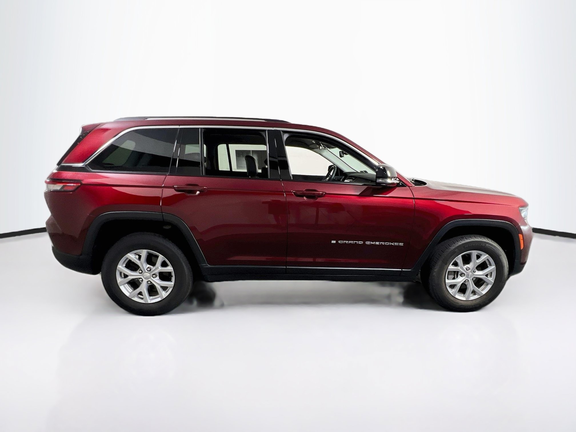 Used 2023 Jeep Grand Cherokee Limited w/ Trailer Tow Prep Group (B) AWD/4WD image 4