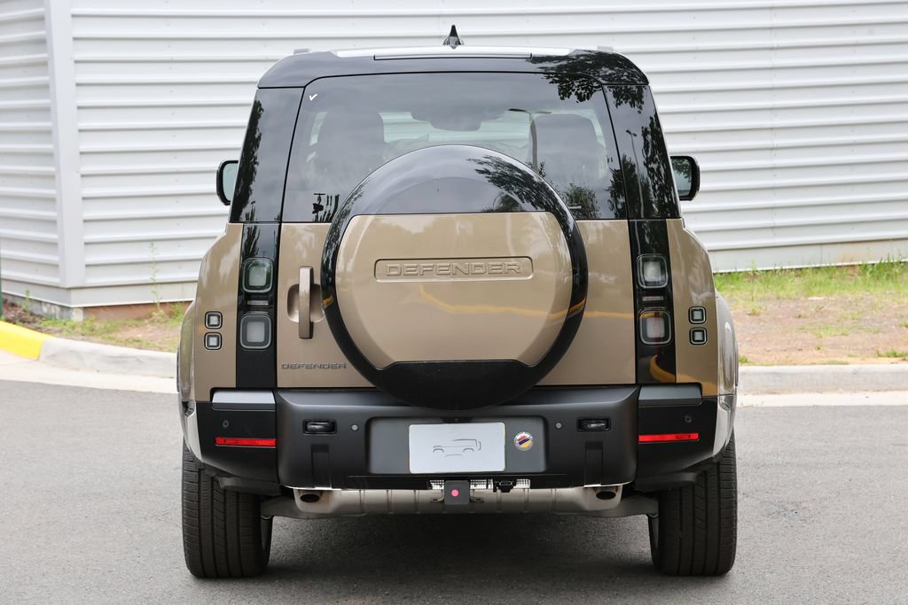 New 2026 Land Rover Defender 130 X-Dynamic SE AWD/4WD image 3