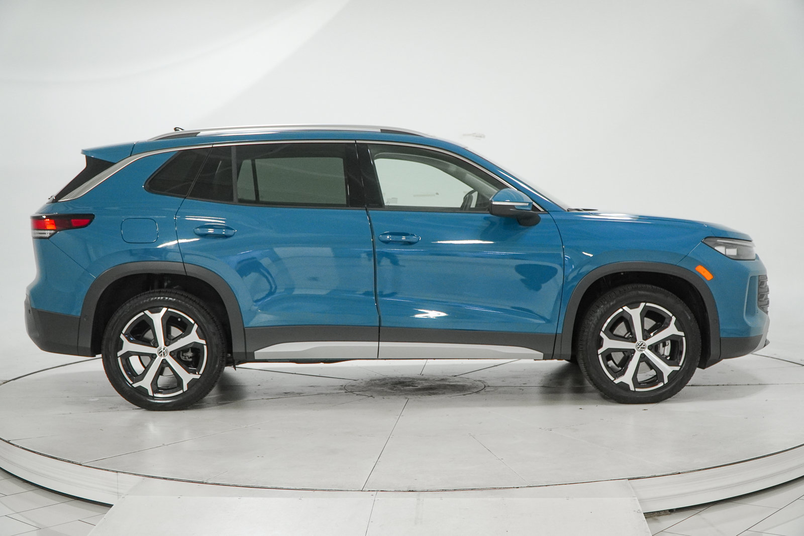 Used 2025 Volkswagen Tiguan SE AWD/4WD image 13