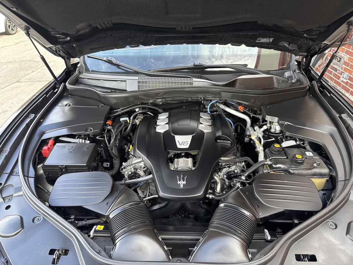 Used 2021 Maserati Levante AWD/4WD image 32
