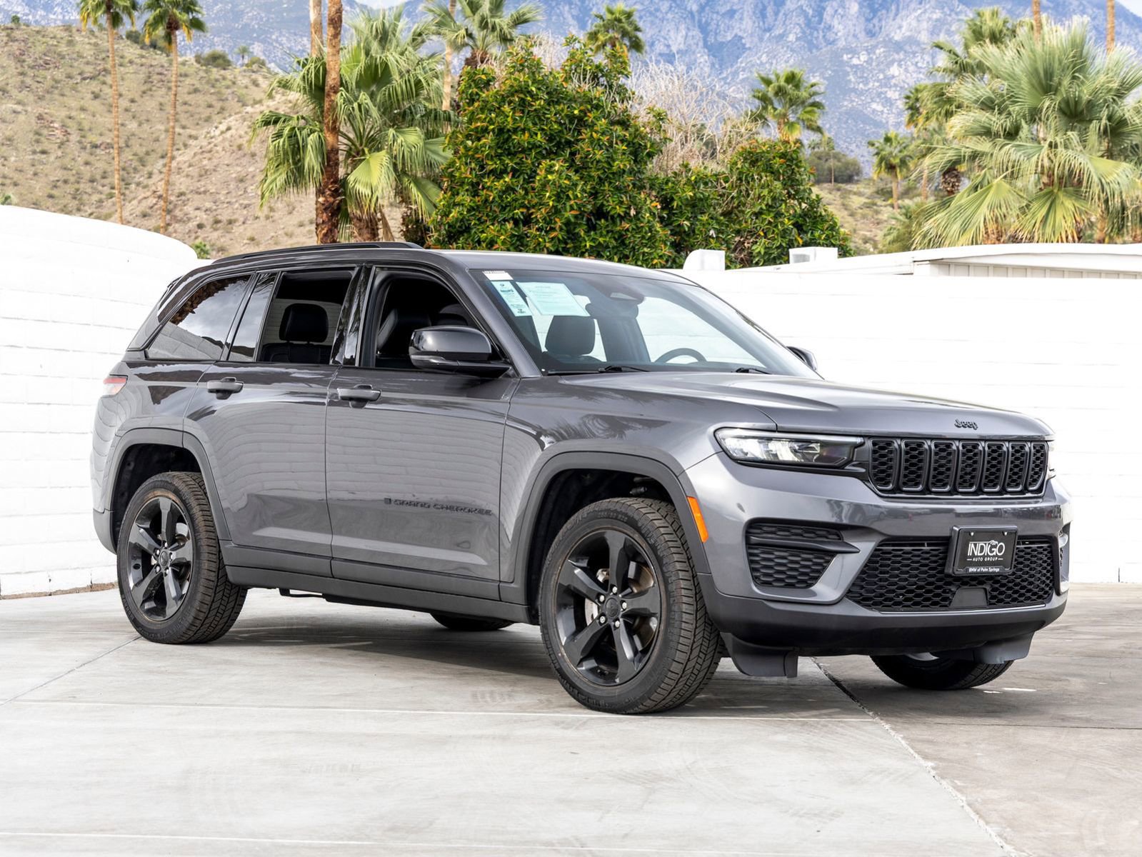 Used 2023 Jeep Grand Cherokee Altitude image 2