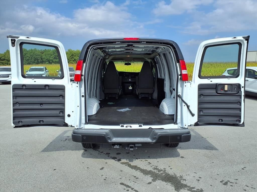 Used 2025 Chevrolet Express 3500 w/ Driver Convenience Package image 10