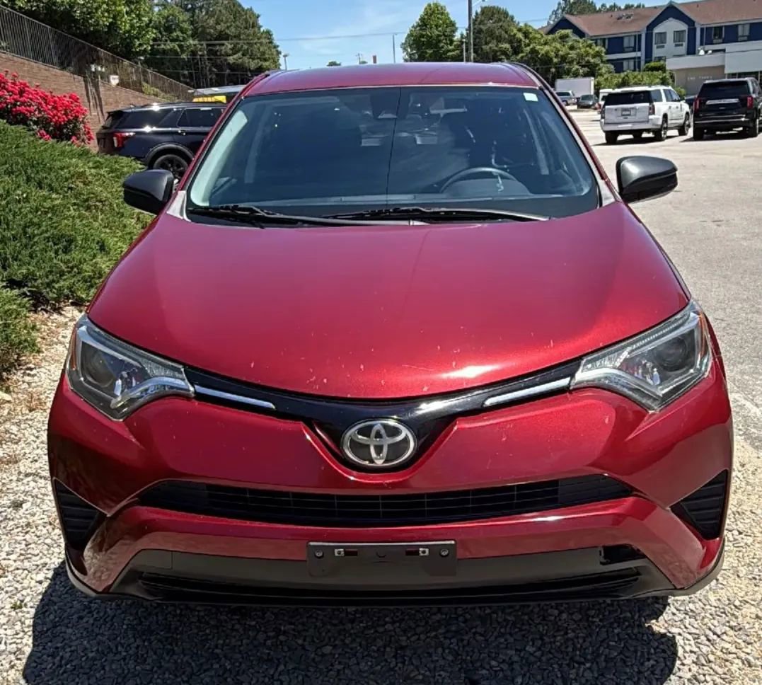 Used 2018 Toyota RAV4 LE FWD image 4