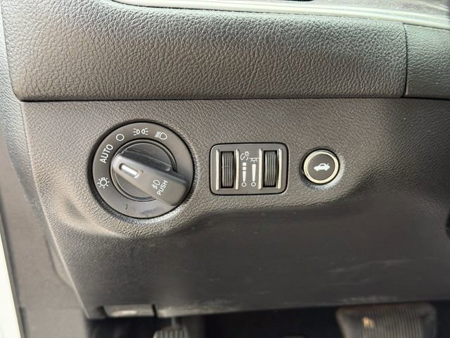 Used 2021 Dodge Challenger SXT w/ Driver Convenience Group RWD image 6