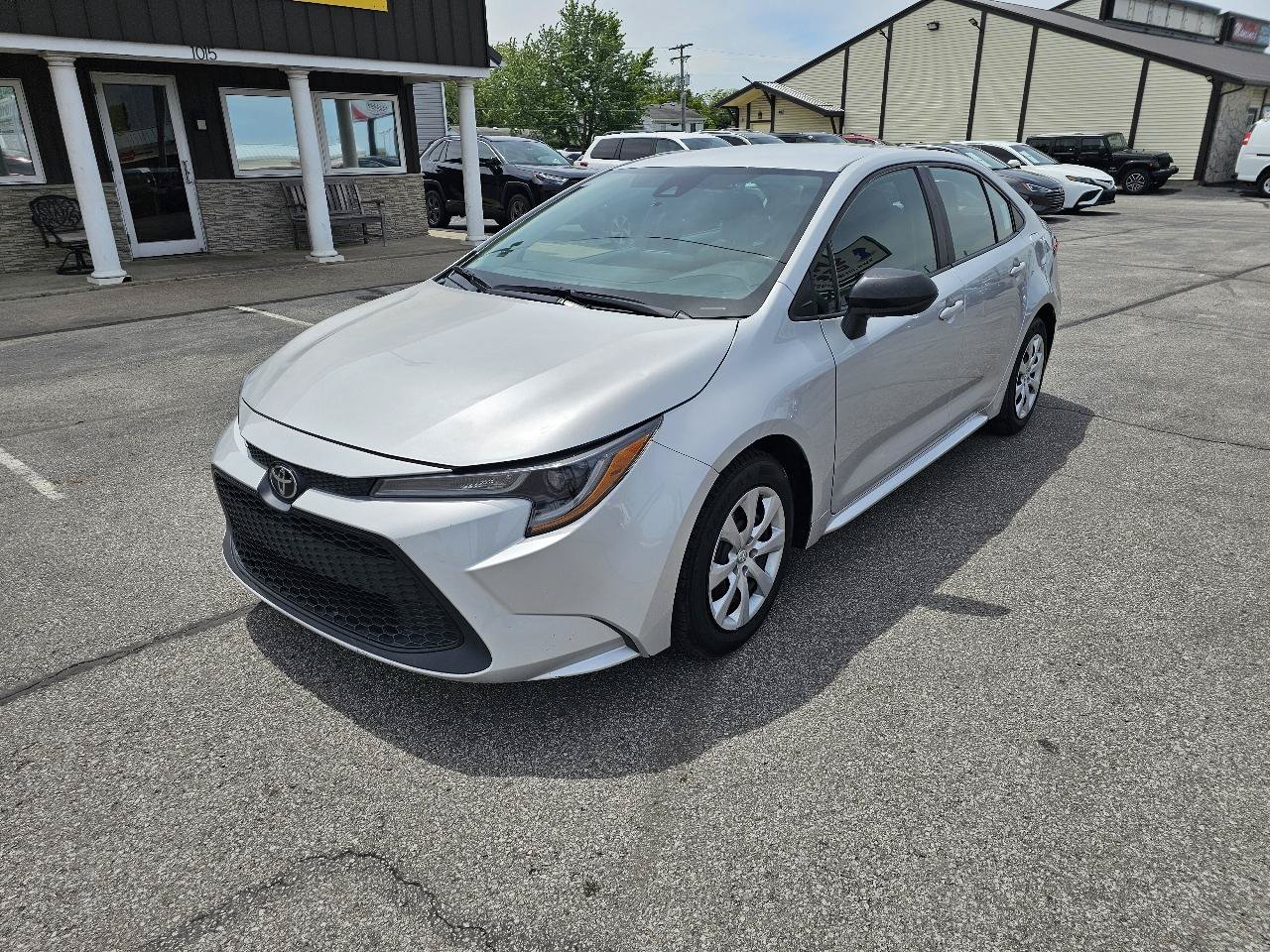 Used 2022 Toyota Corolla LE FWD image 2