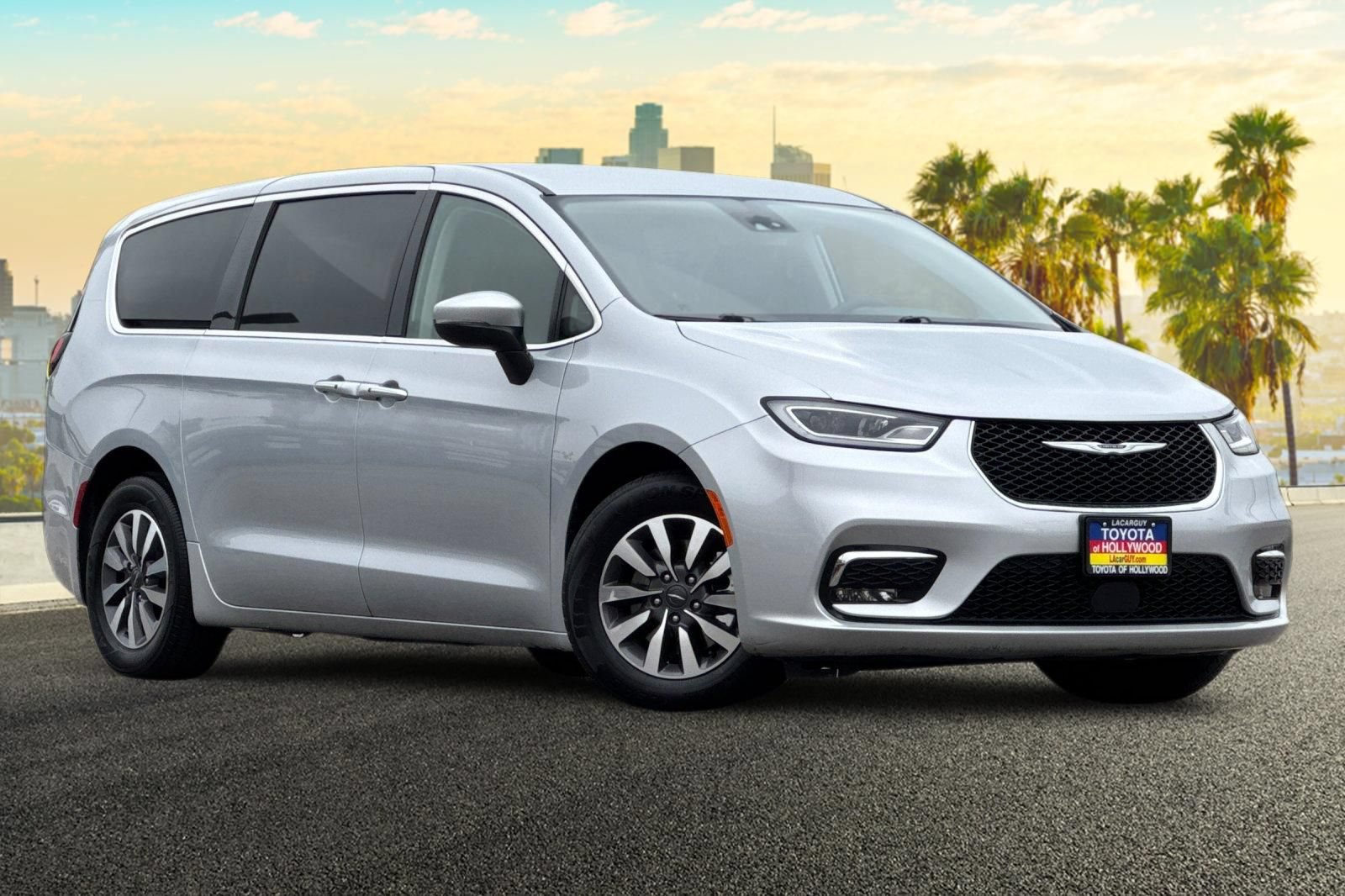 Used 2023 Chrysler Pacifica Touring-L FWD video 2