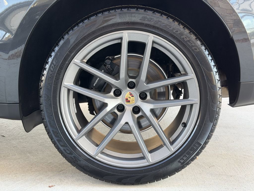 Used 2022 Porsche Macan w/ Premium Package image 19