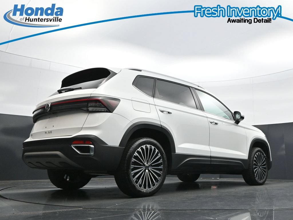 Used 2025 Volkswagen Taos SE w/ Panoramic Sunroof Package FWD image 35