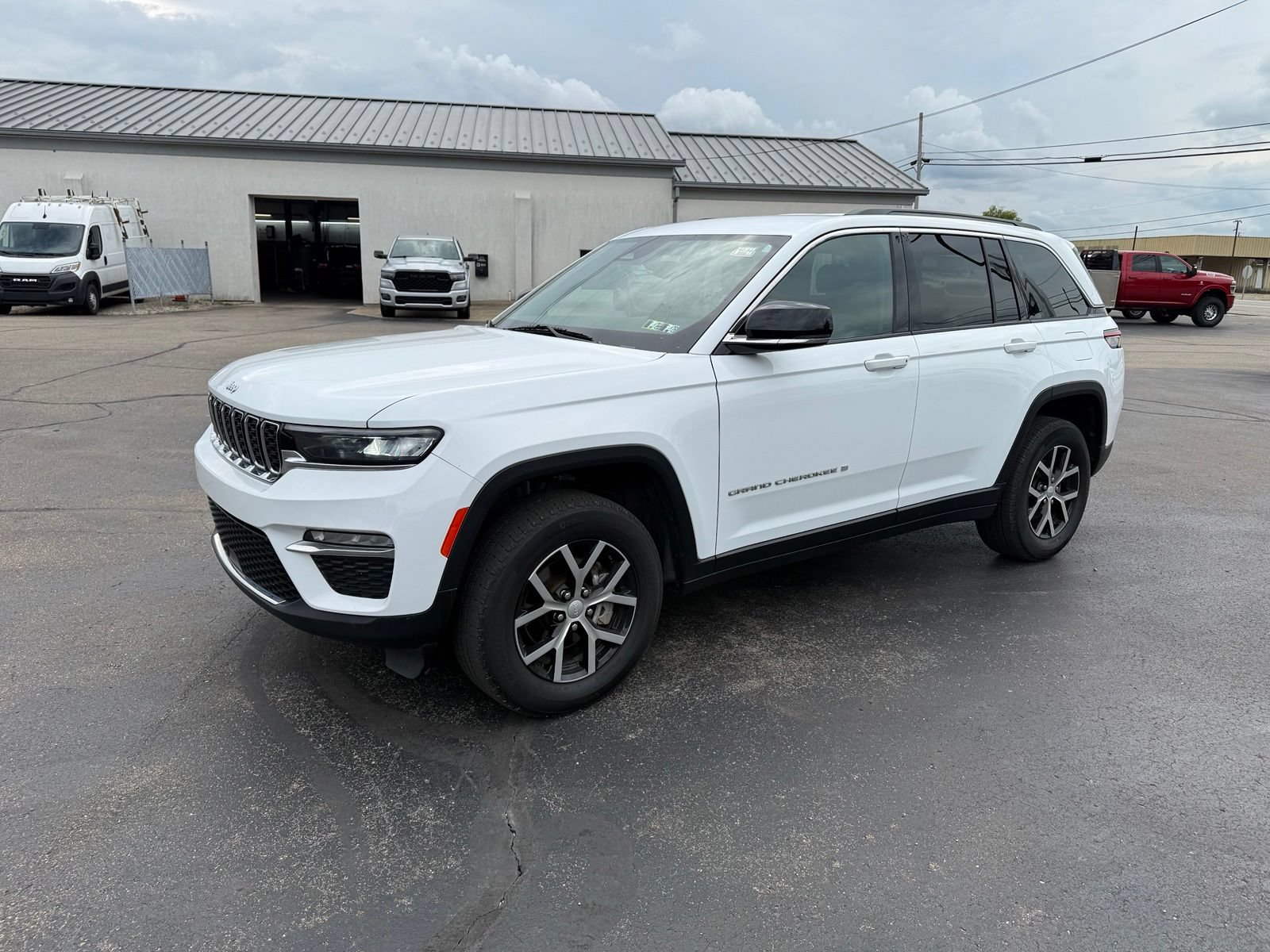 Used 2024 Jeep Grand Cherokee Limited AWD/4WD image 1