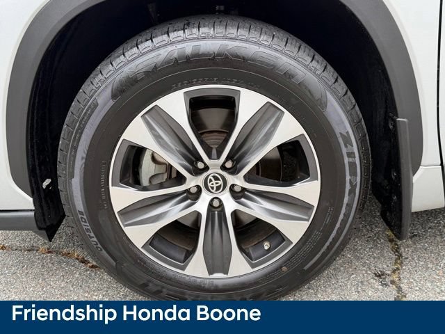 Used 2020 Toyota Highlander XLE AWD/4WD image 10