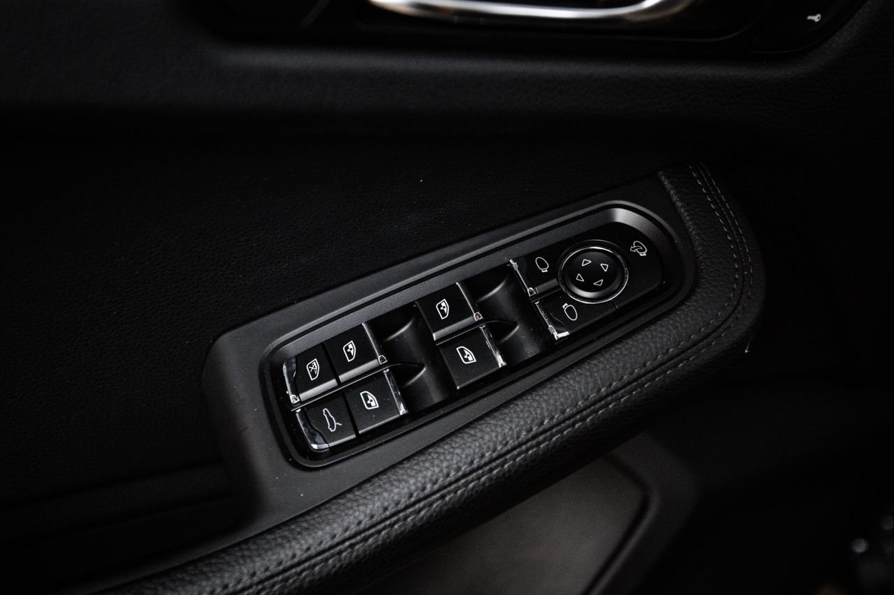 Certified 2023 Porsche Macan AWD/4WD image 22