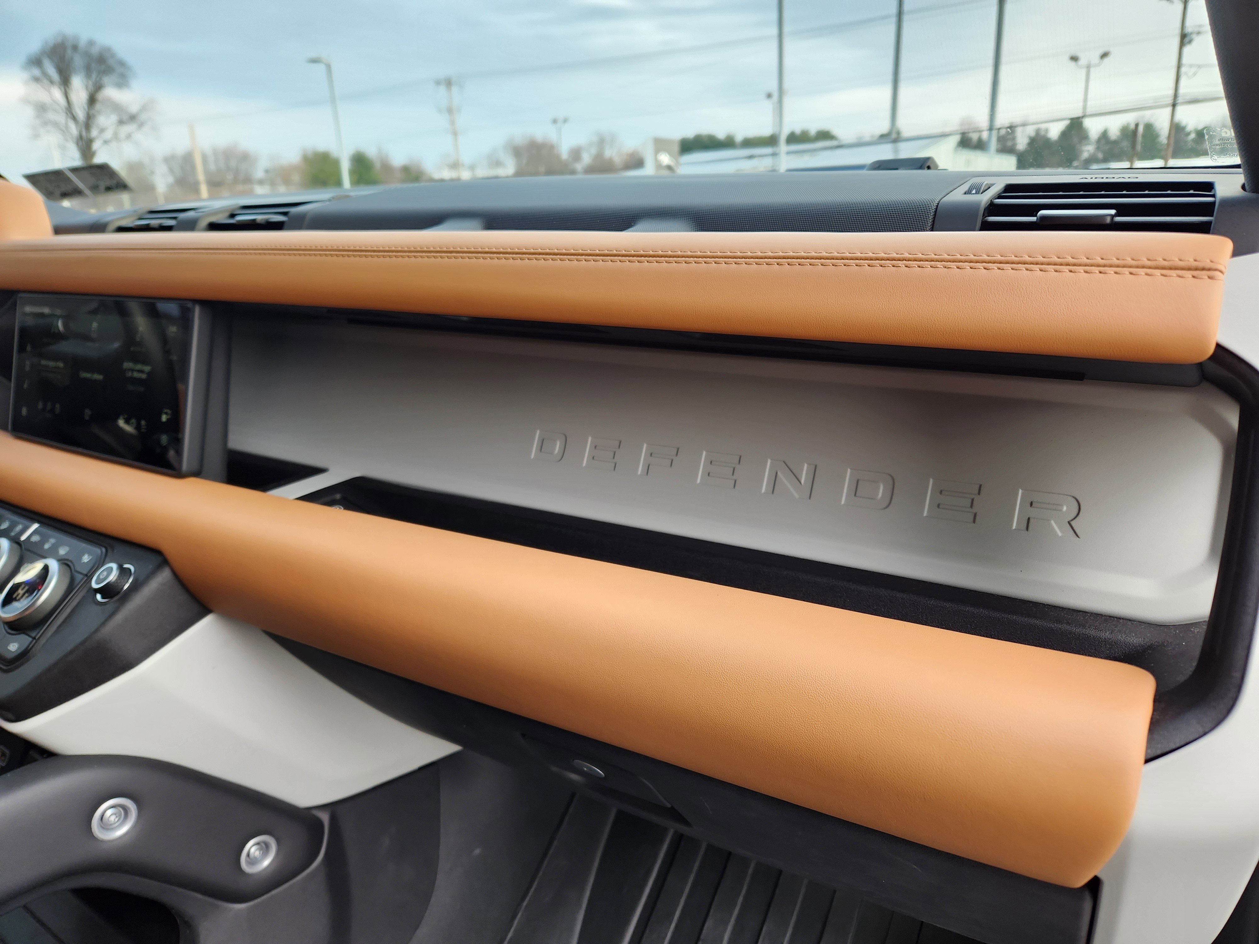 Certified 2024 Land Rover Defender 110 X-Dynamic SE image 17